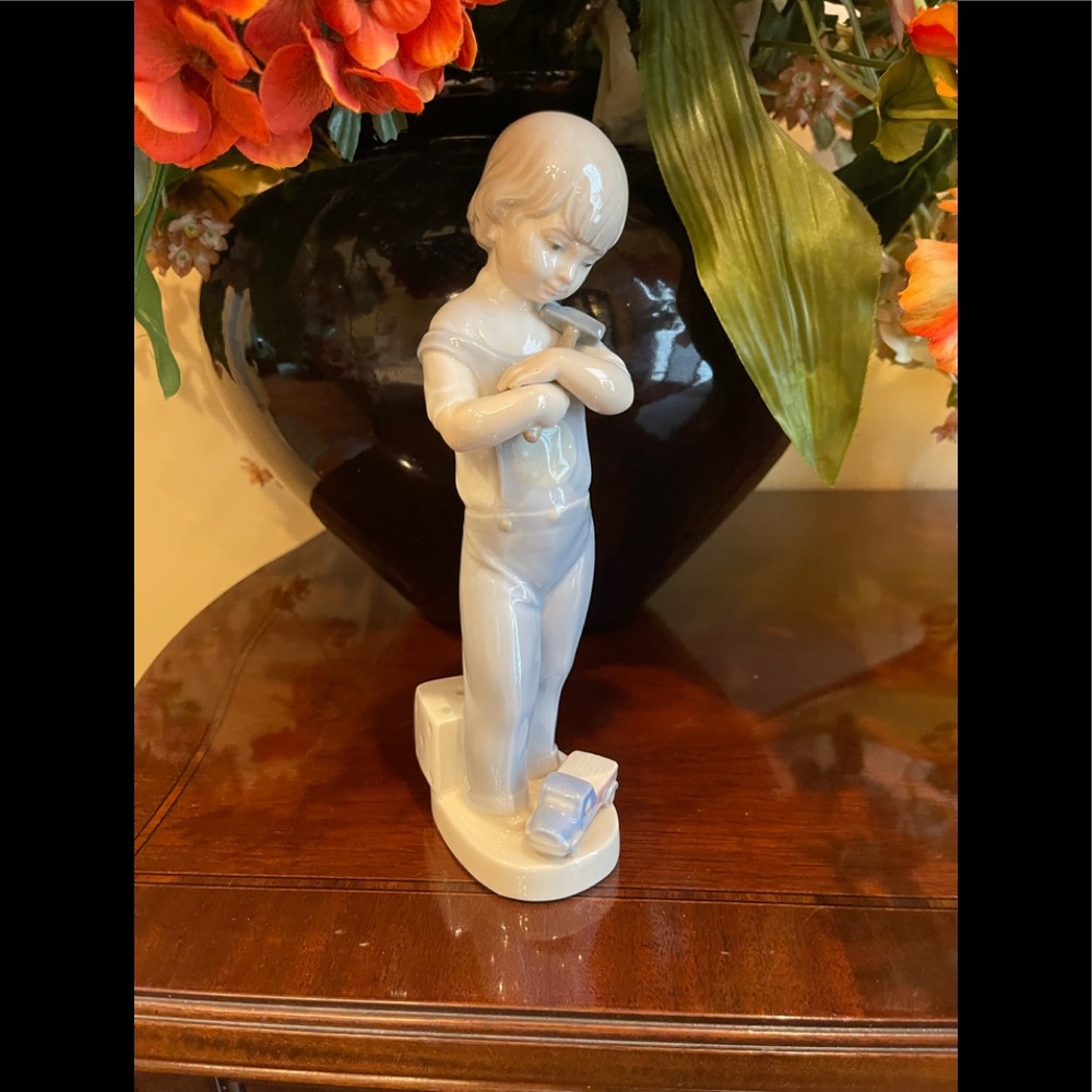 Vintage LLADRO Mechanic Boy with A Hammer Figurine #4897. 
RARE!